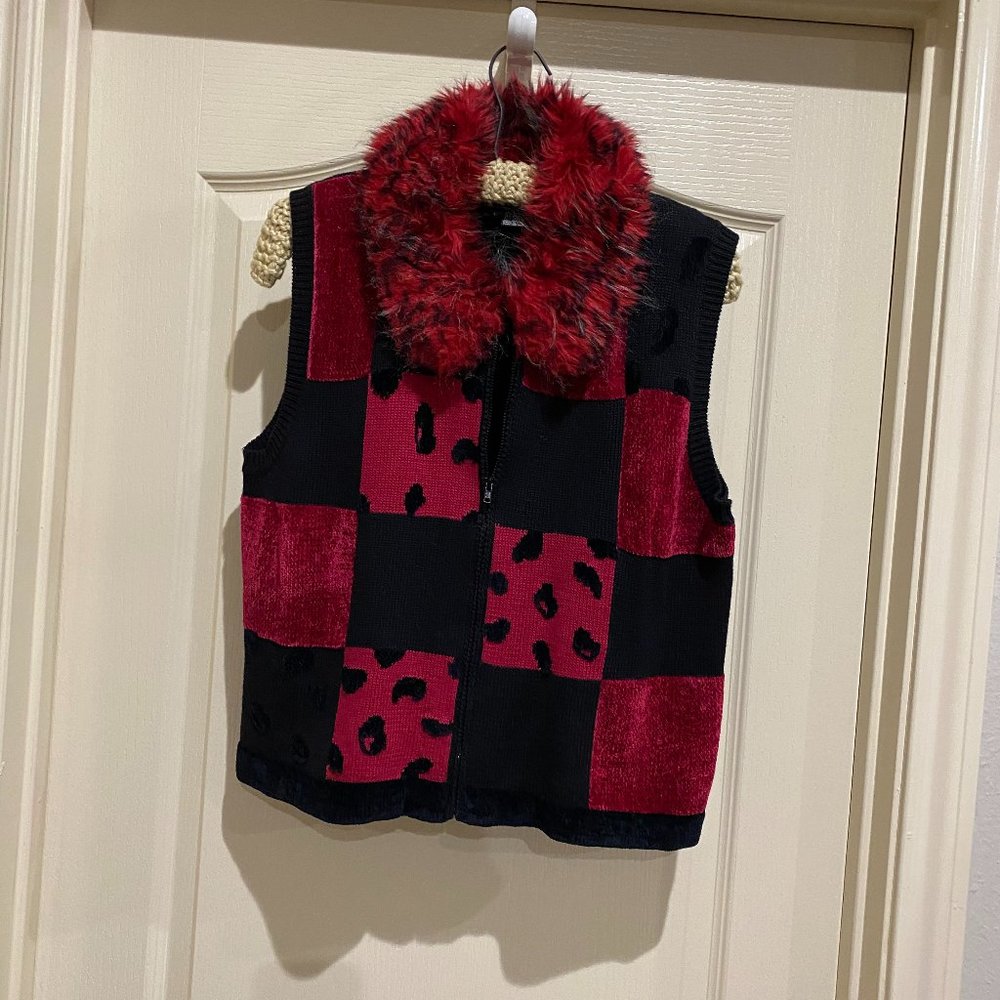 Sweater vest with fake fur collar, size L